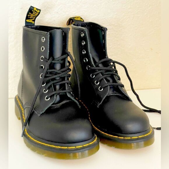 Doc Marten 1460’s Black Leather moto combat biker Boot 8 eyelet M7/W9. Unisex - Picture 8 of 13